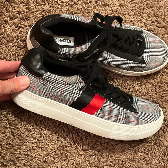 Steve Madden Shoes - Steve Madden lace up platform sneakers size 10